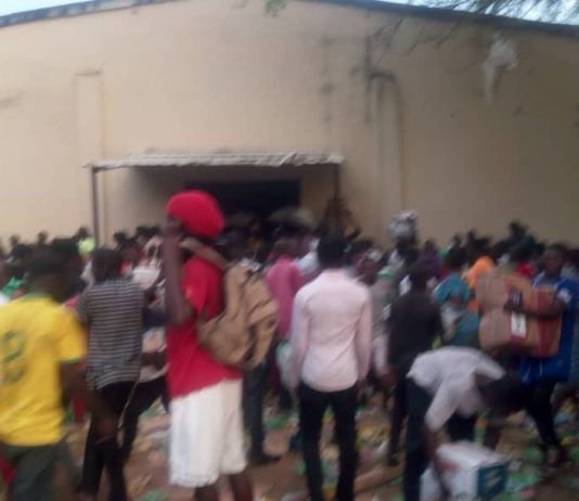 Breaking: Youth break into warehouse in Jalingo